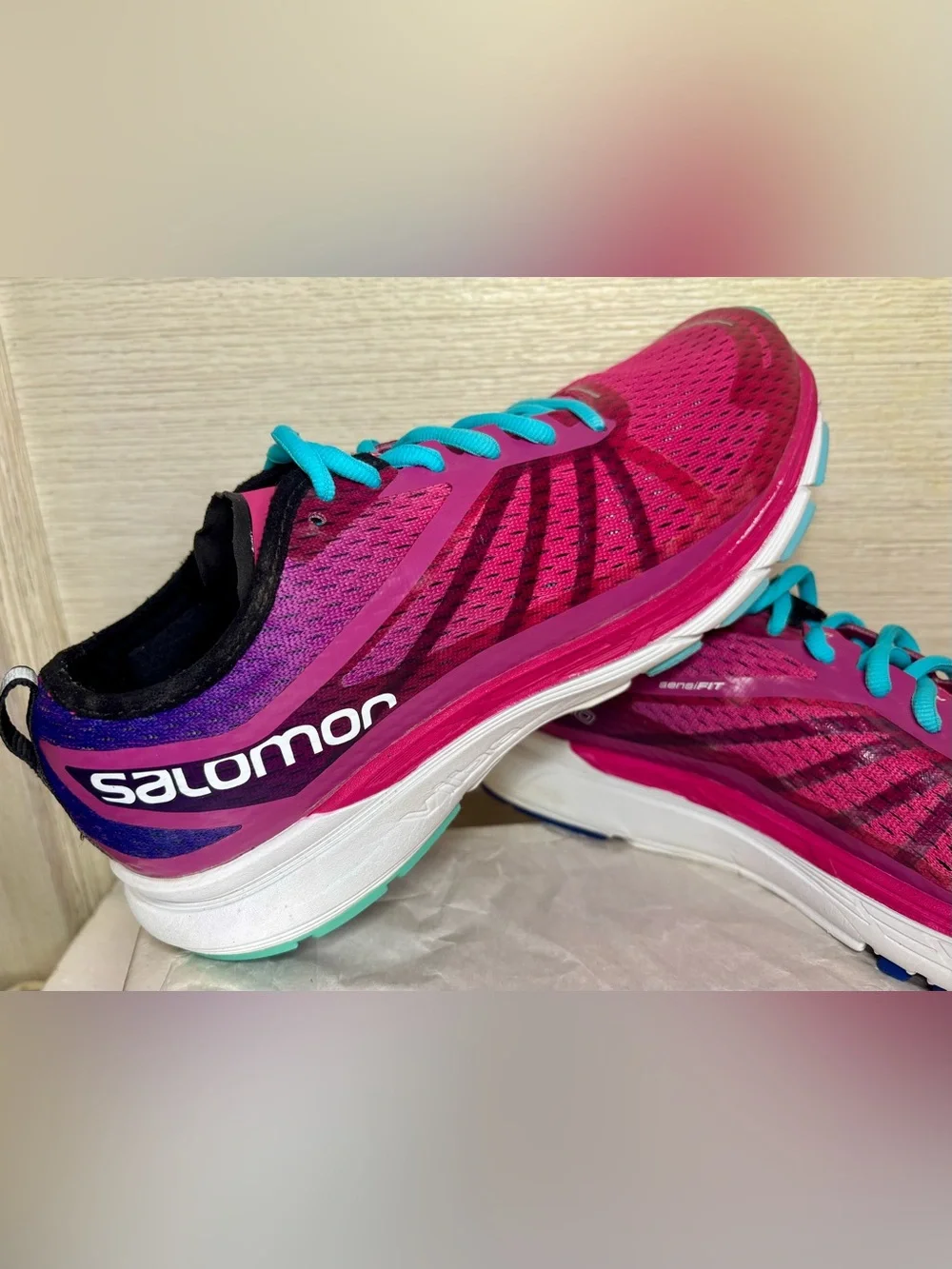 Salomon Women's Running Avenue Athletic Shoes with Turquoise Laces Size 8.5